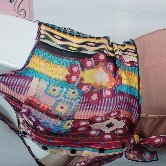 Wet Seal girls top size small in a beautiful multi color polyester - Picture 2 of 5